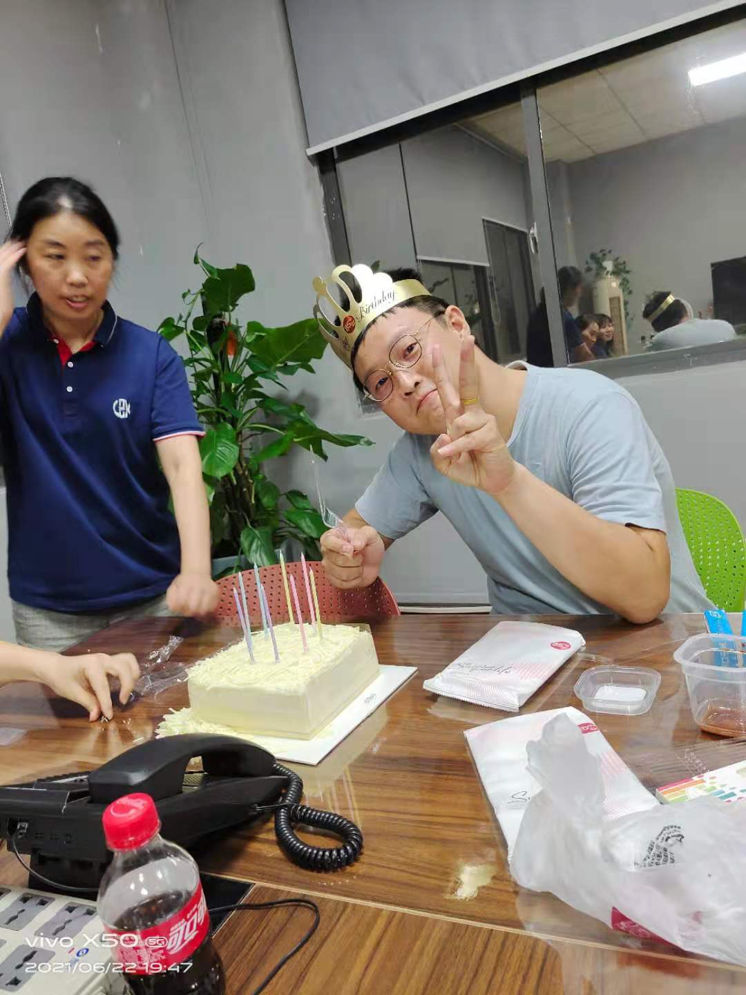 領導生日宴，公司組織燒烤活動